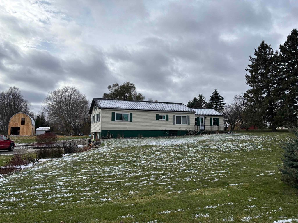 Photo of 2458 E SURREY Road, Clare, MI 48617 (MLS # 50190906)