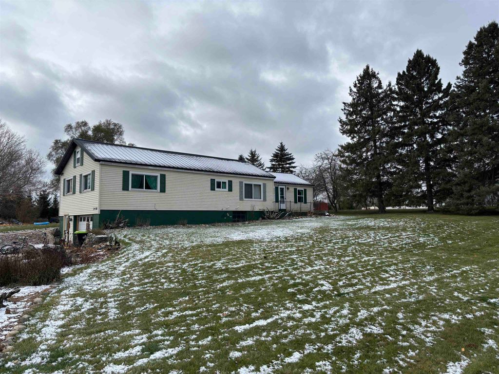Photo of 2458 E SURREY Road, Clare, MI 48617 (MLS # 50190906)
