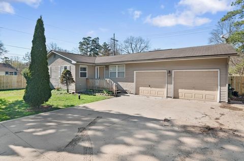 Photo of 733 Luna Court, Lake Orion, MI 48362 (MLS # 70526960)
