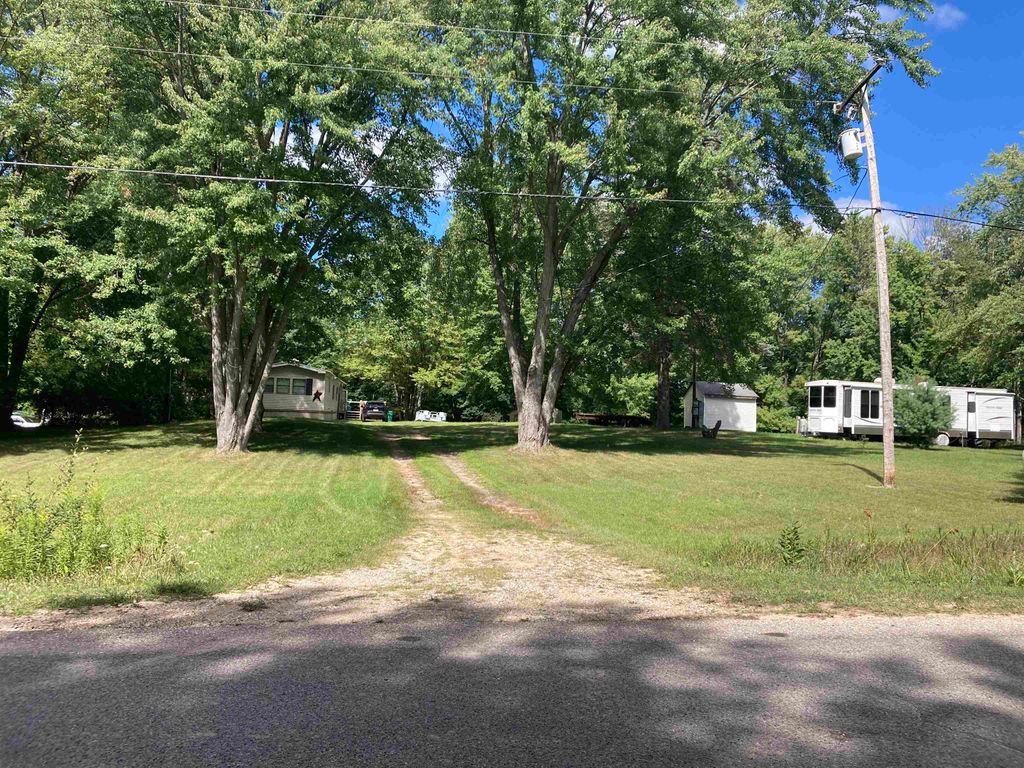Photo of 447 E Sun Oil Road, Gladwin, MI 48624 (MLS # 50185895)