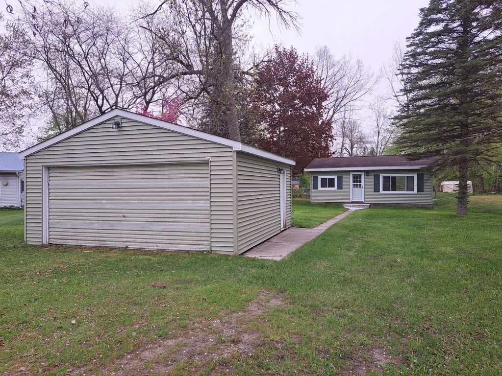 Photo of 1300 Lakeview Drive, Clare, MI 48617 (MLS # 50207402)