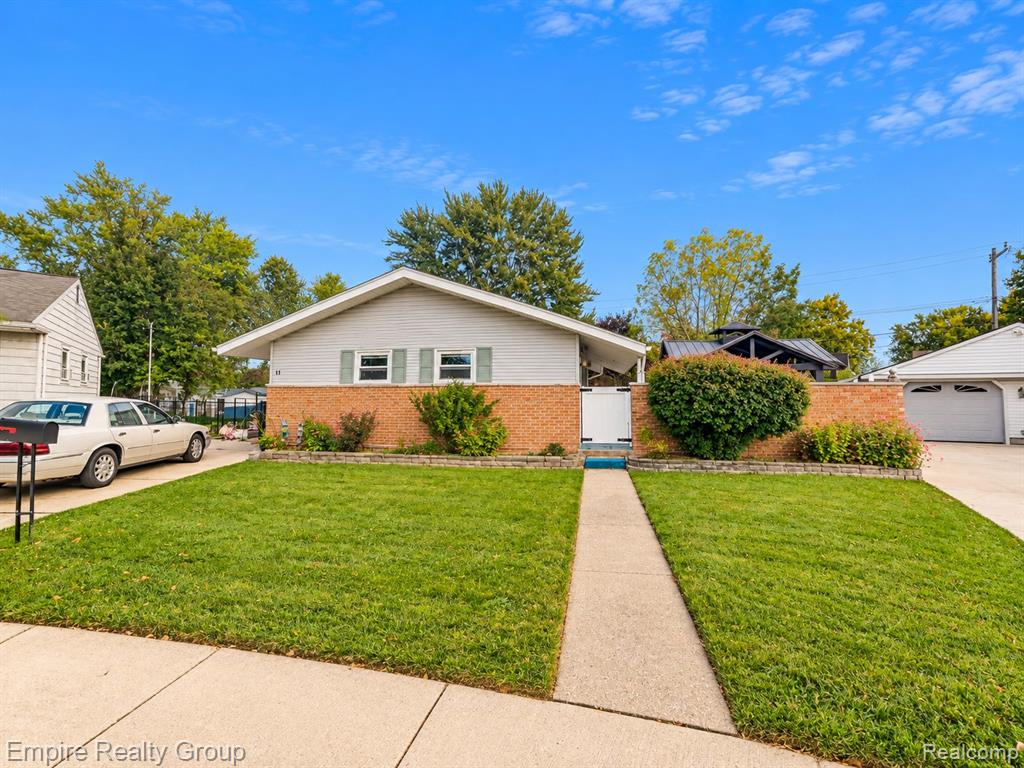11 Custer Court