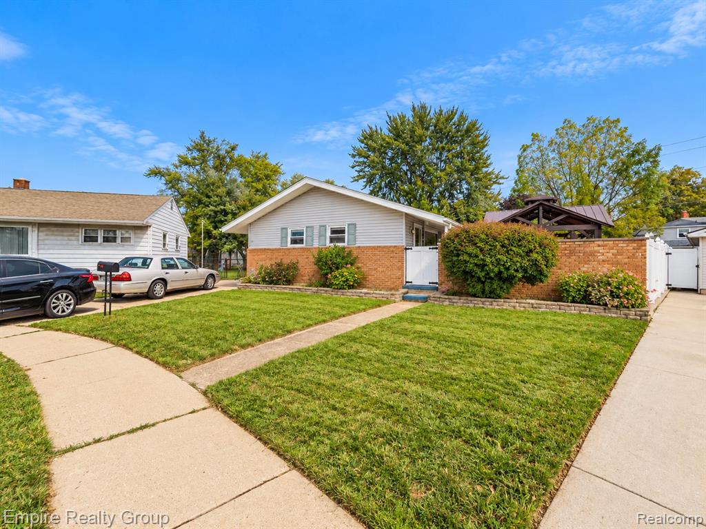 11 Custer Court