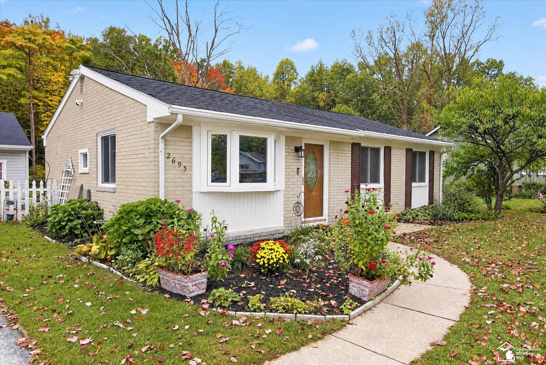 2695 Thunderbird Trail