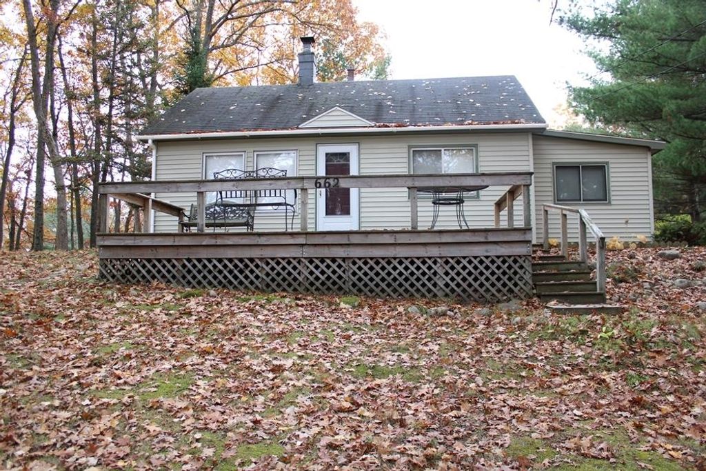 Photo of 662 Lakeview Drive, Harrison, MI 48625 (MLS # 50193567)