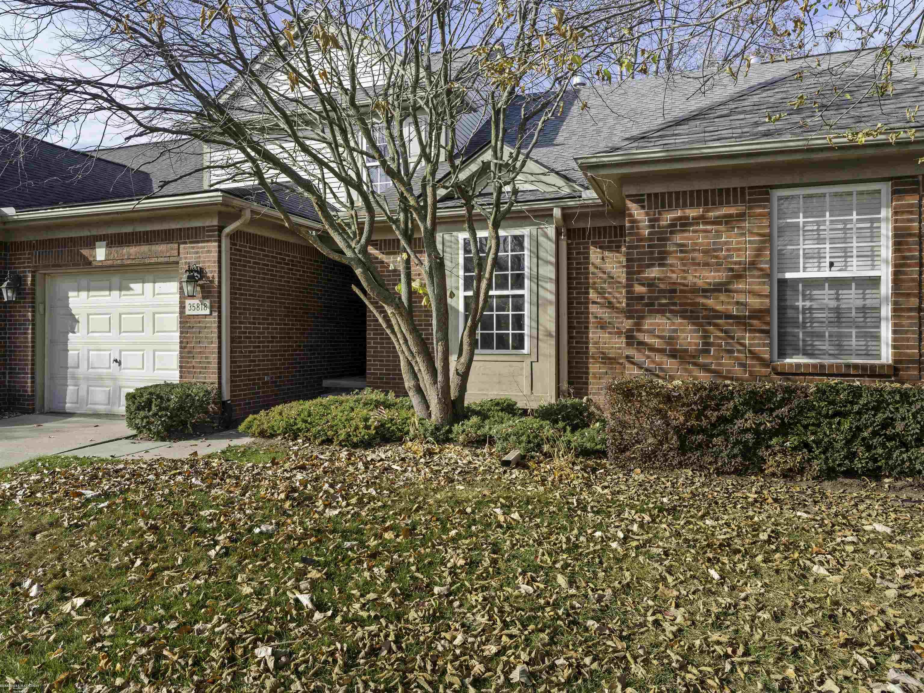 Harrison Twp, Michigan 48045, United States, 2 Bedrooms Bedrooms, ,3 BathroomsBathrooms,Residential,Active,253573