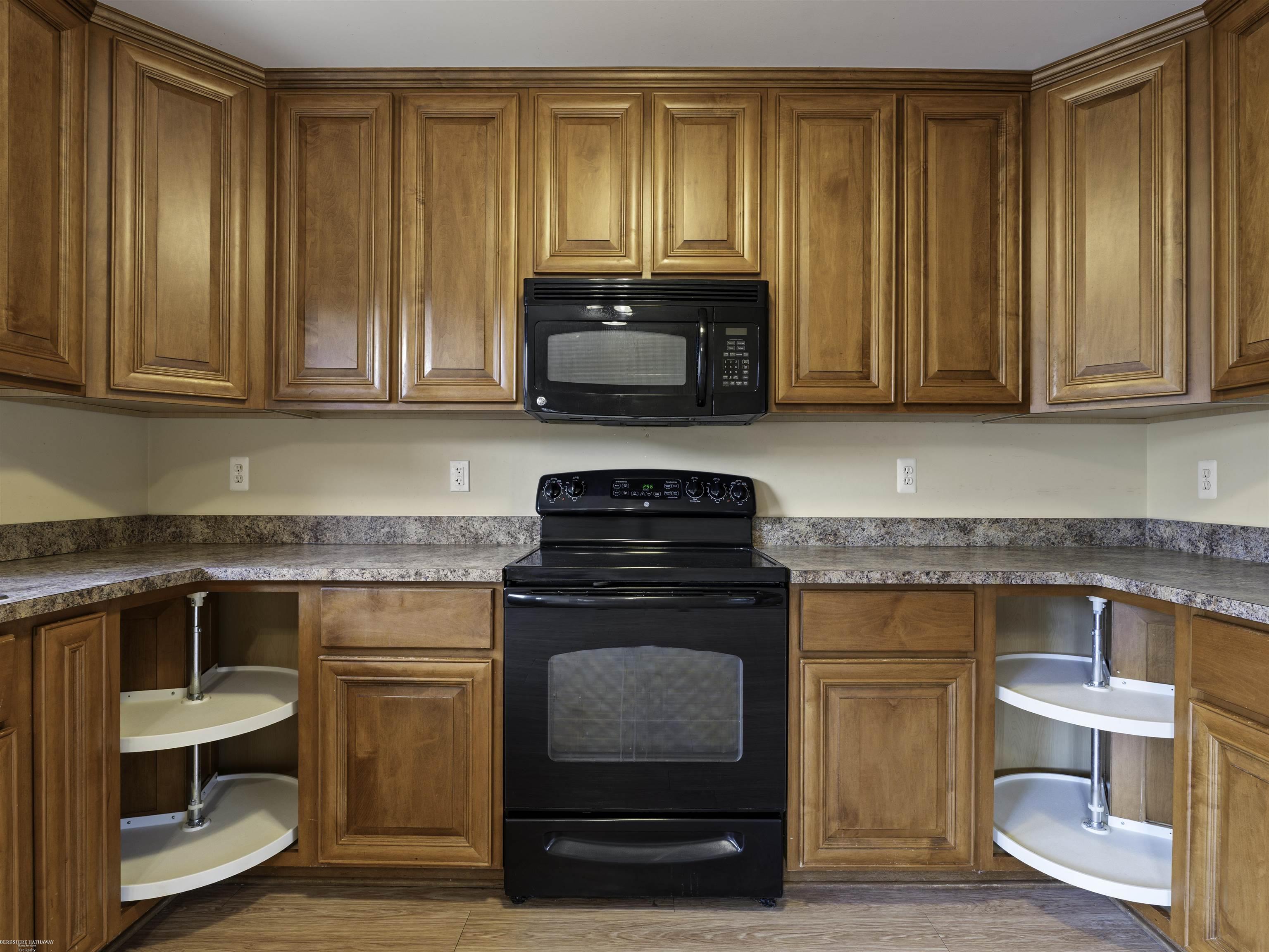 Harrison Twp, Michigan 48045, United States, 2 Bedrooms Bedrooms, ,3 BathroomsBathrooms,Residential,Active,253573