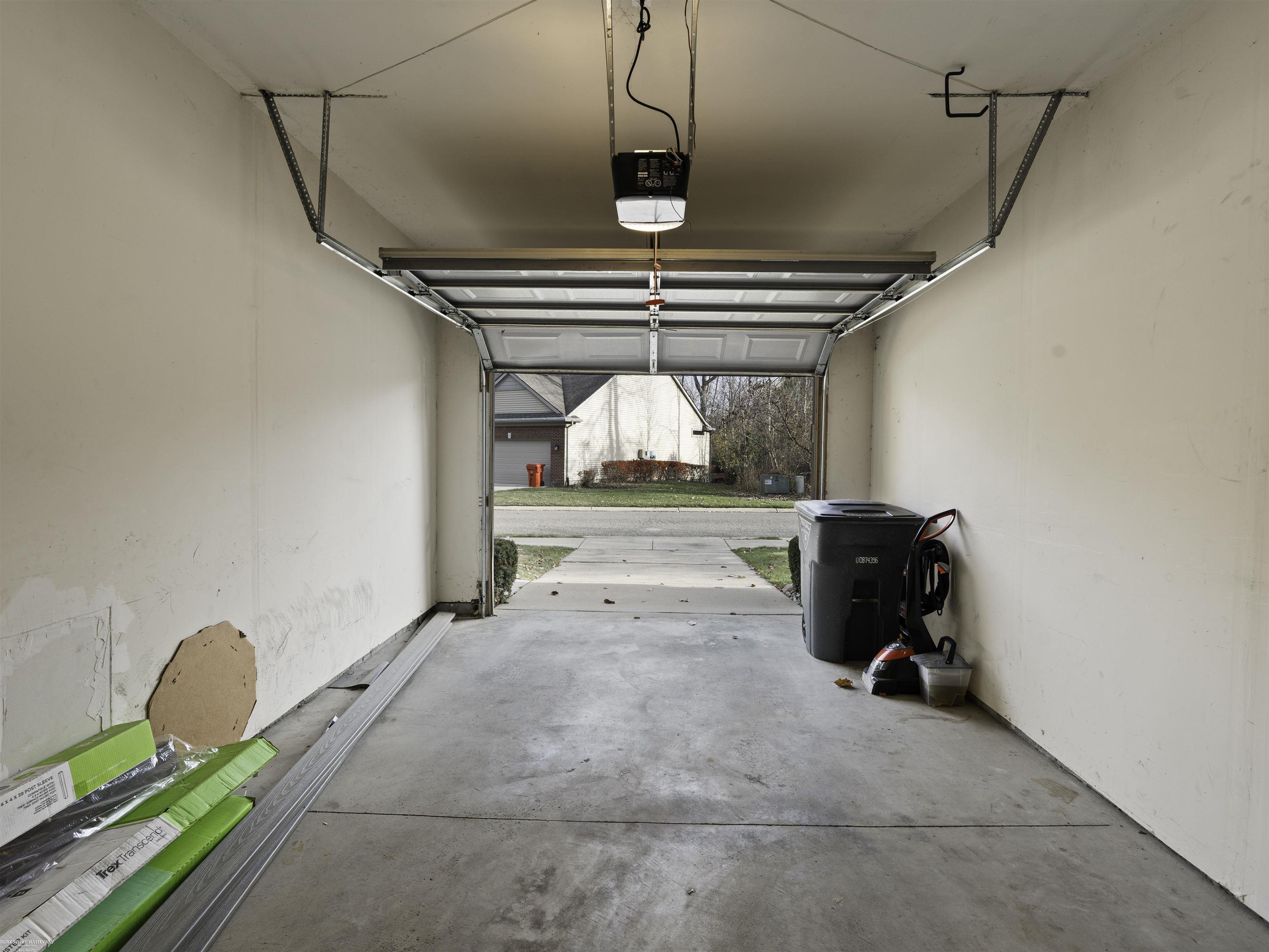 Harrison Twp, Michigan 48045, United States, 2 Bedrooms Bedrooms, ,3 BathroomsBathrooms,Residential,Active,253573