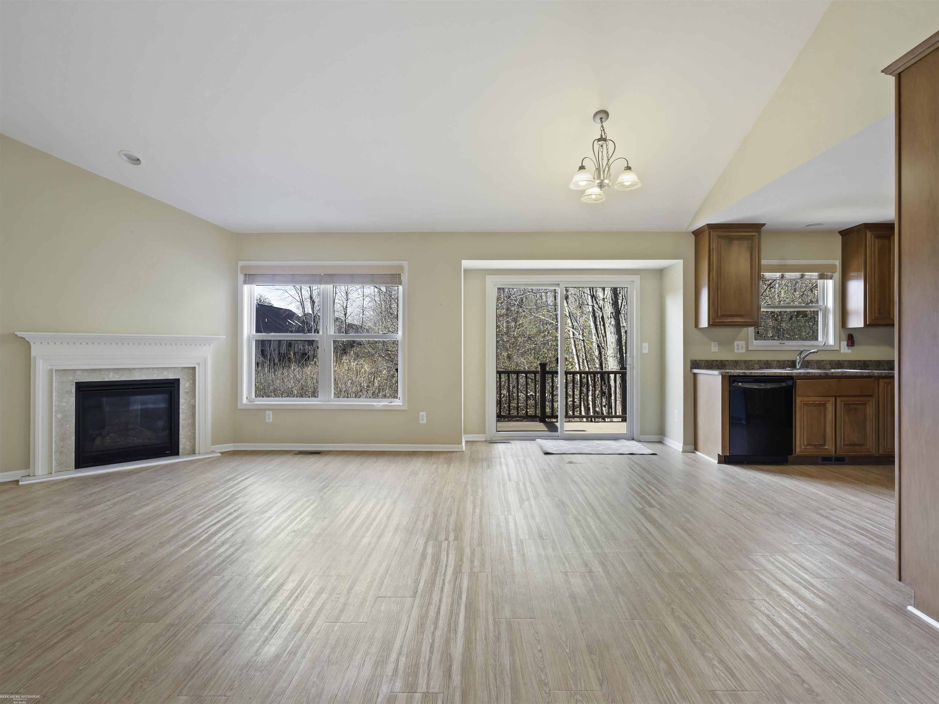 Harrison Twp, Michigan 48045, United States, 2 Bedrooms Bedrooms, ,3 BathroomsBathrooms,Residential,Active,253573