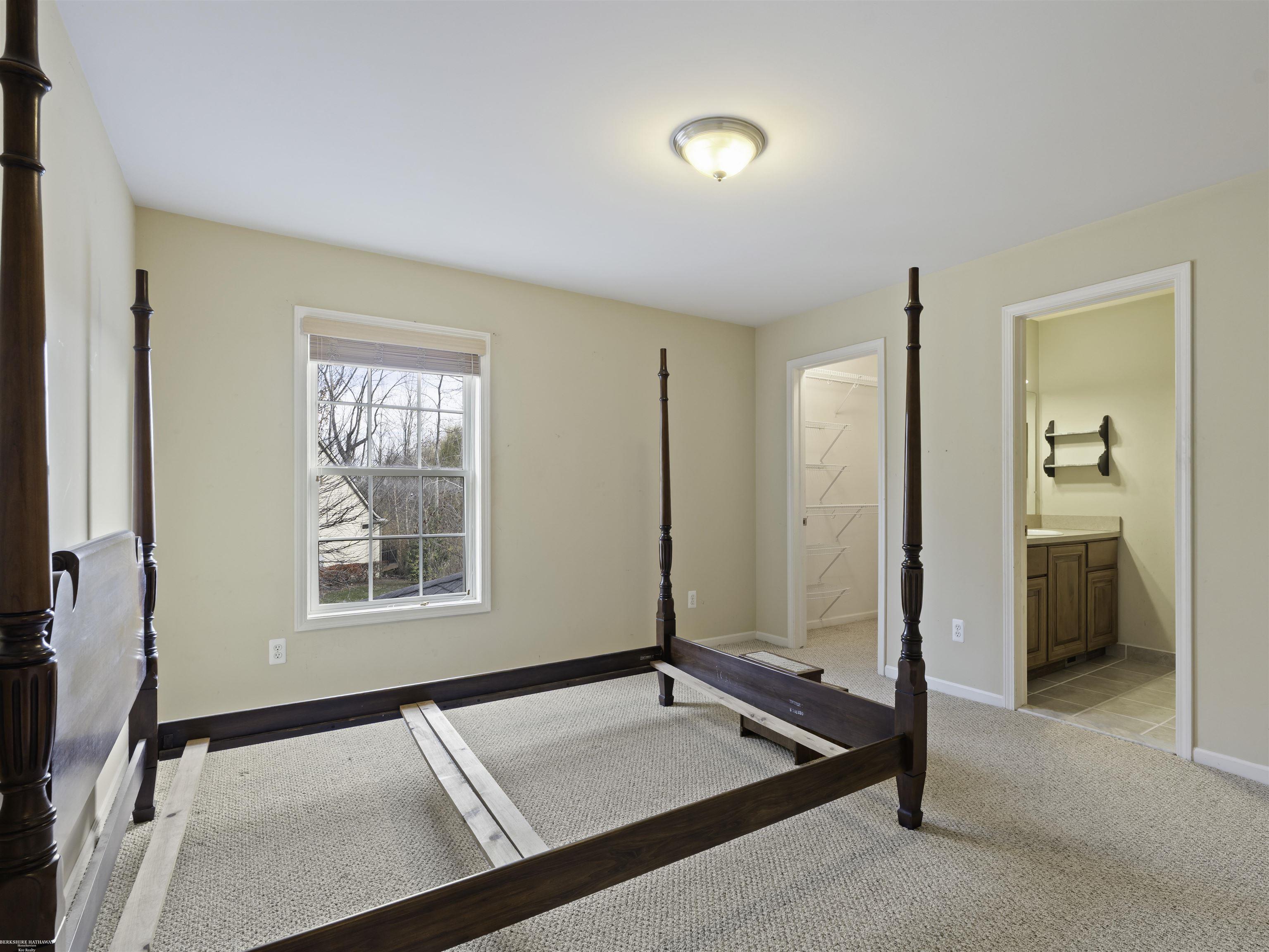 Harrison Twp, Michigan 48045, United States, 2 Bedrooms Bedrooms, ,3 BathroomsBathrooms,Residential,Active,253573