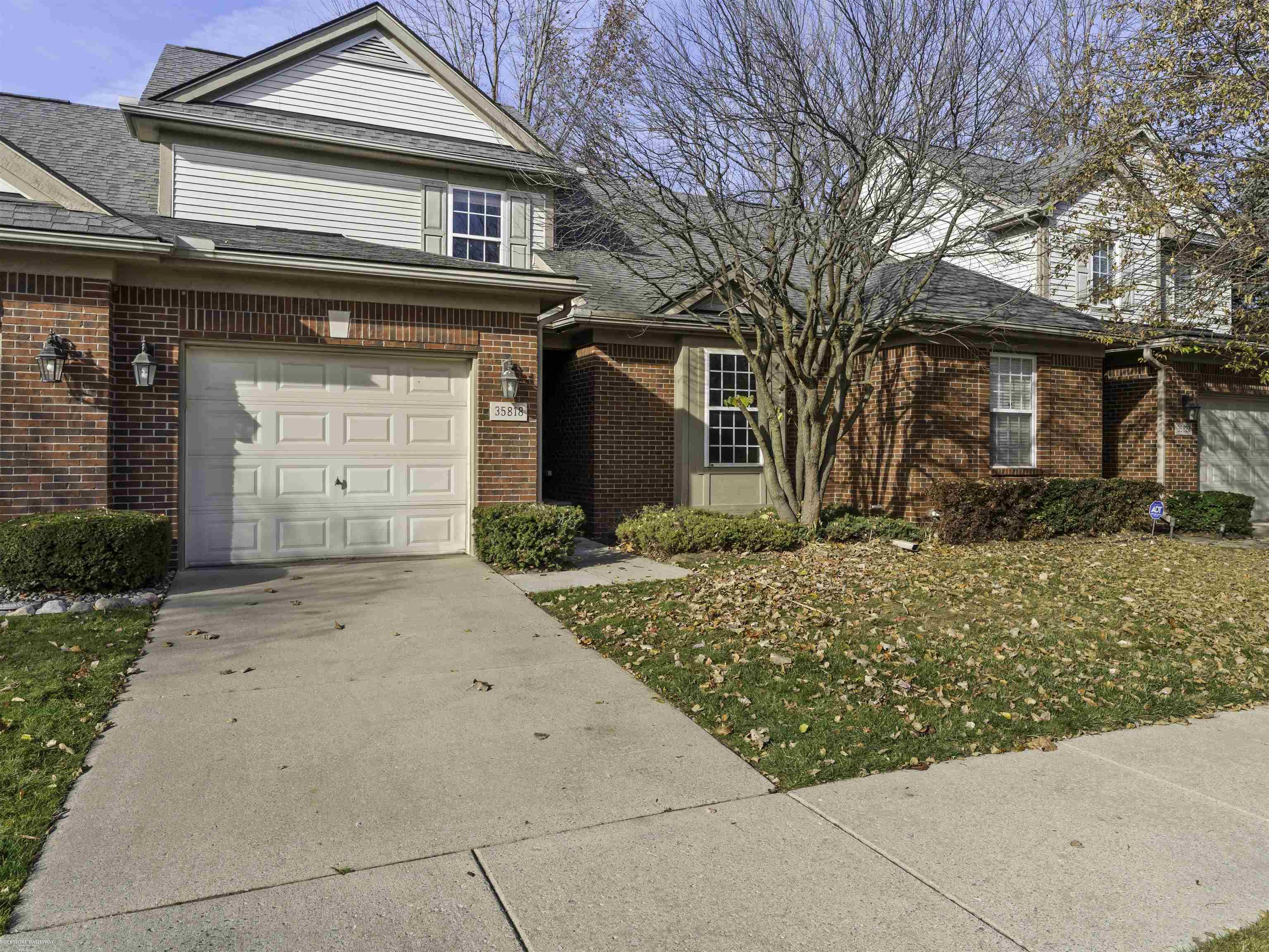 Harrison Twp, Michigan 48045, United States, 2 Bedrooms Bedrooms, ,3 BathroomsBathrooms,Residential,Active,253573