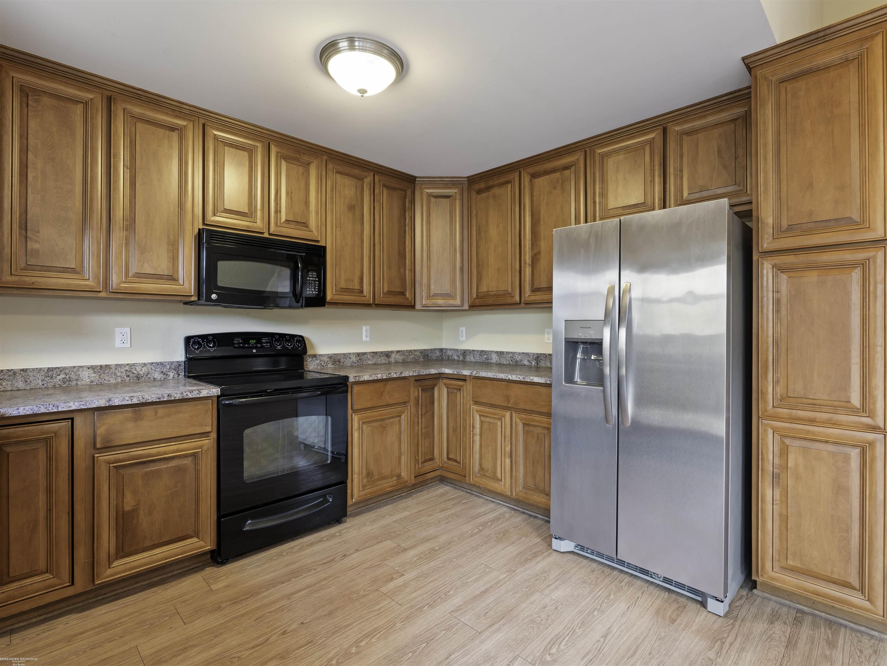 Harrison Twp, Michigan 48045, United States, 2 Bedrooms Bedrooms, ,3 BathroomsBathrooms,Residential,Active,253573