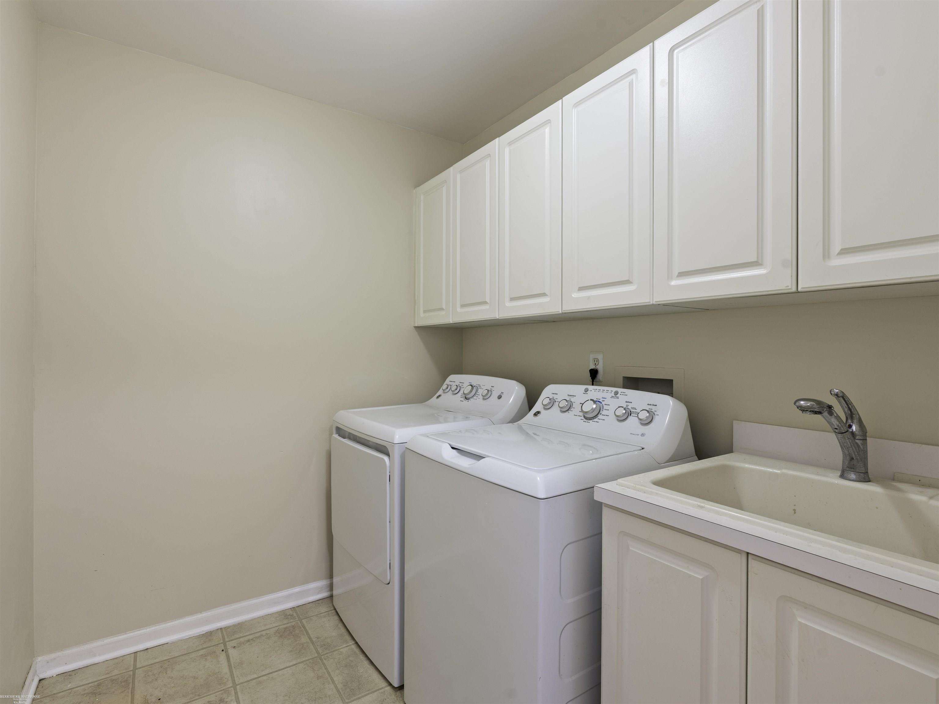 Harrison Twp, Michigan 48045, United States, 2 Bedrooms Bedrooms, ,3 BathroomsBathrooms,Residential,Active,253573