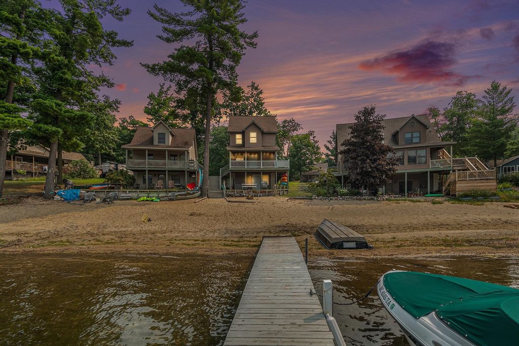 Photo of 1418 Hillcrest Avenue, Harrison, MI 48625 (MLS # 50184940)