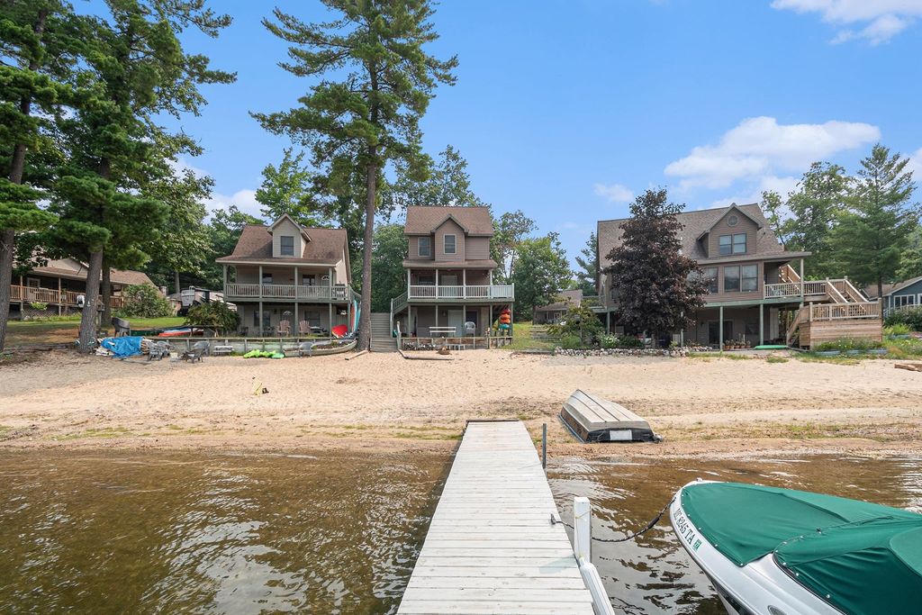 Photo of 1418 Hillcrest Avenue, Harrison, MI 48625 (MLS # 50184940)