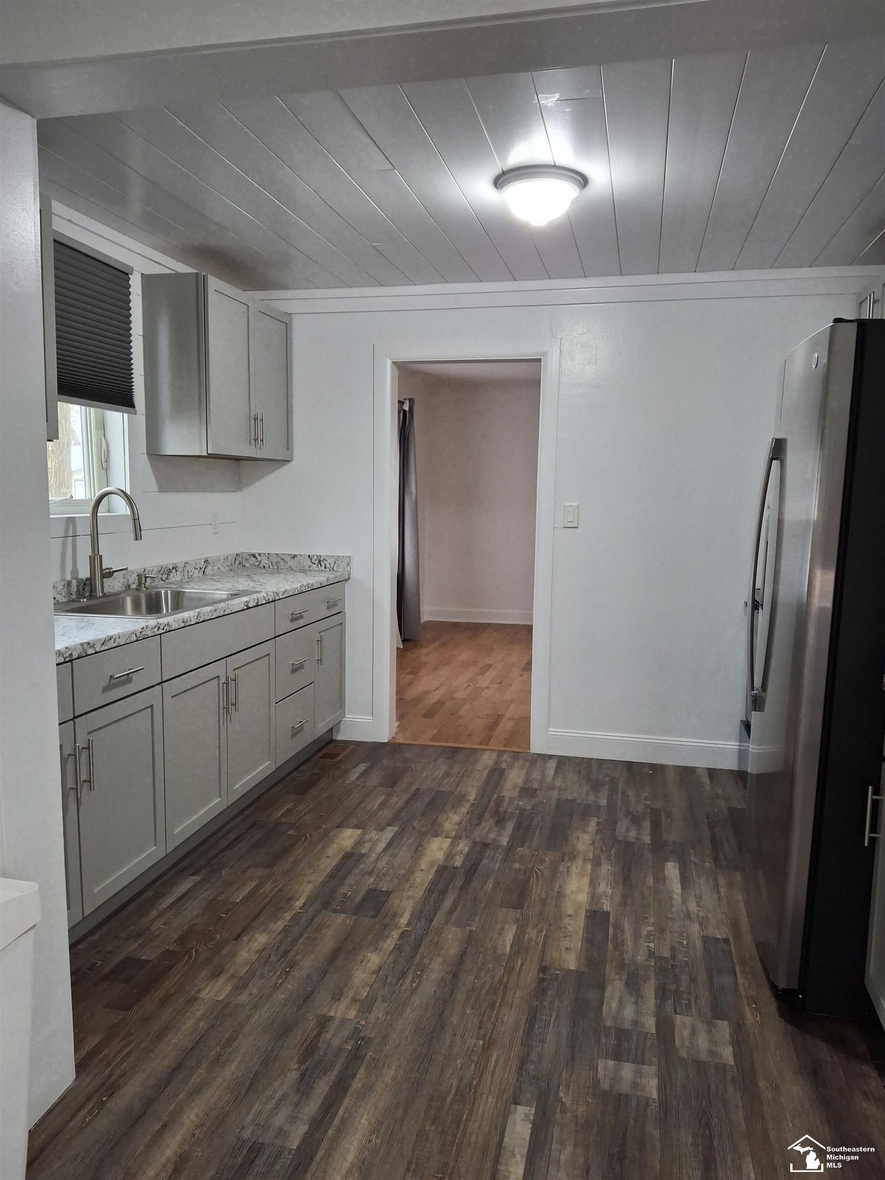 2052 Pleasantview Street