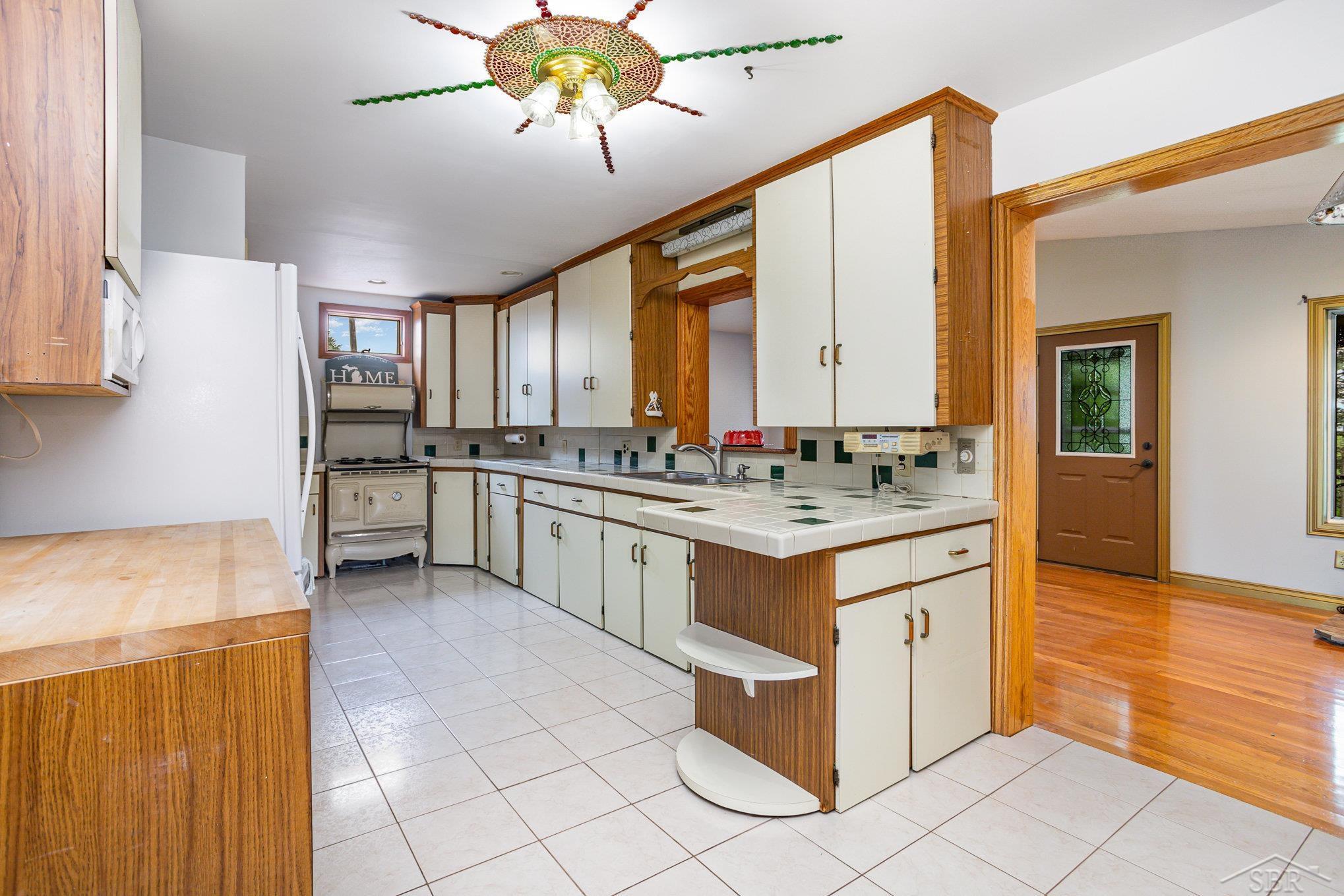 Saginaw, Michigan 48601, United States, 4 Bedrooms Bedrooms, ,2 BathroomsBathrooms,Residential,Active,193229