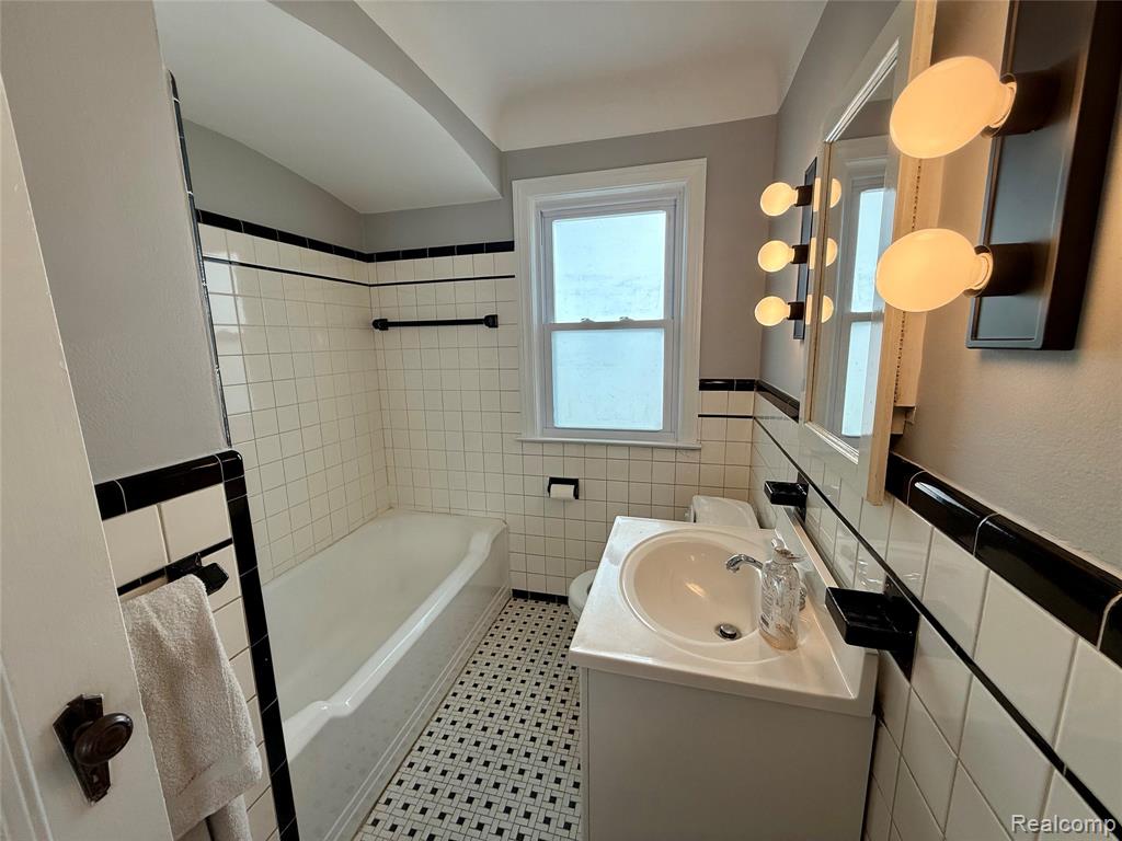 Berkley, Michigan 48072, United States, 3 Bedrooms Bedrooms, ,1 BathroomBathrooms,Residential,Active,192830