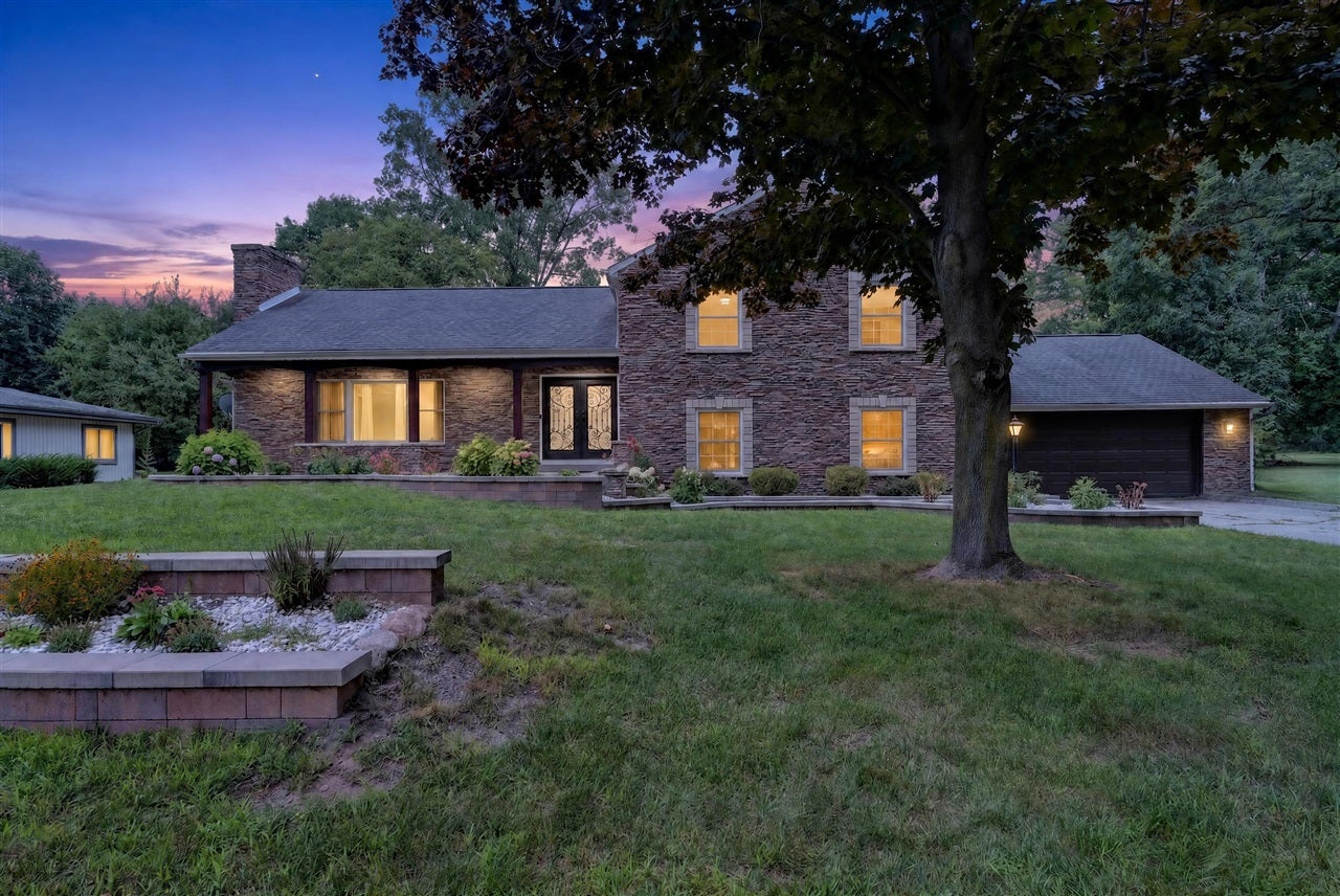 5866 Pine View Drive