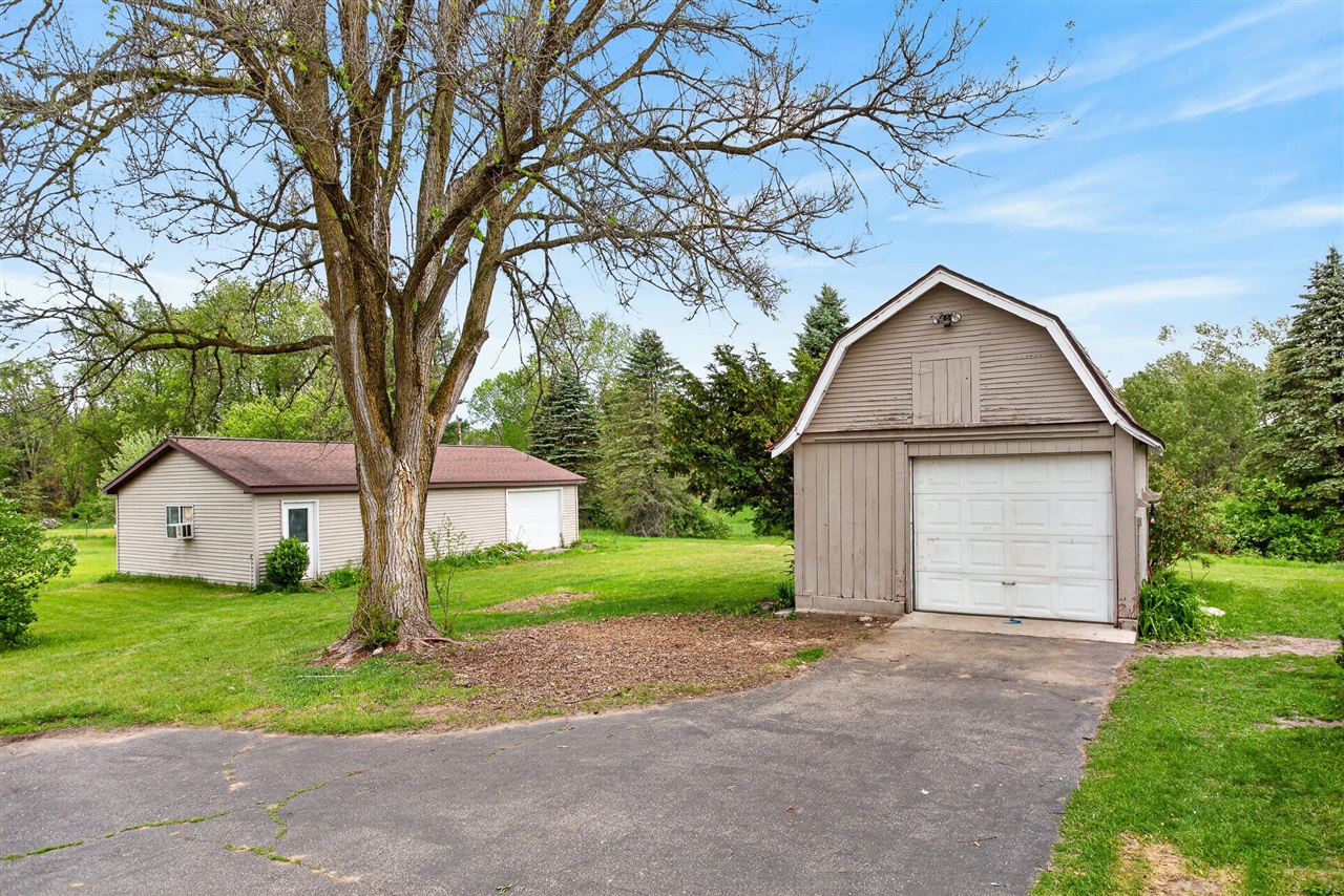 8332 5 Mile Road