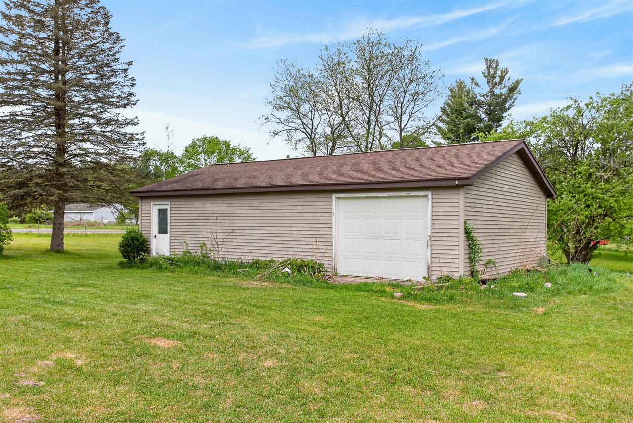 8332 5 Mile Road