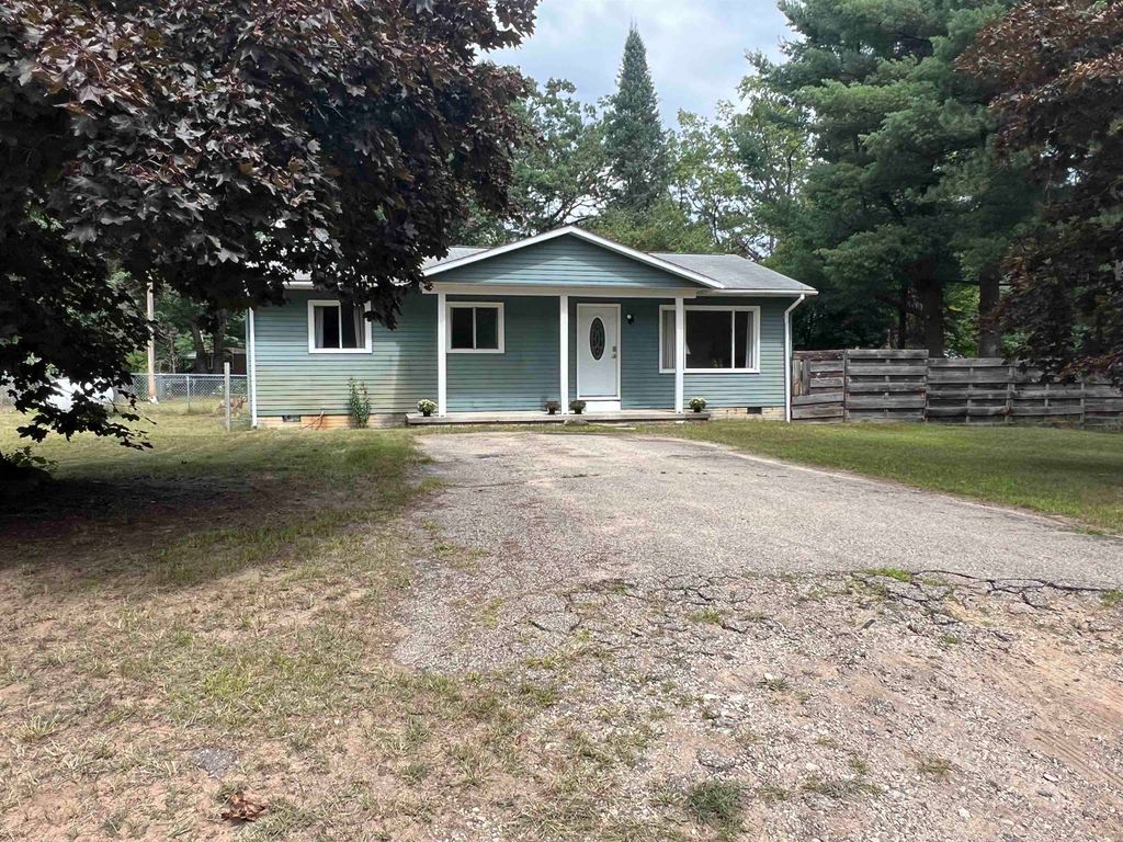 Photo of 477 Vernon Street, Gladwin, MI 48624 (MLS # 50186300)