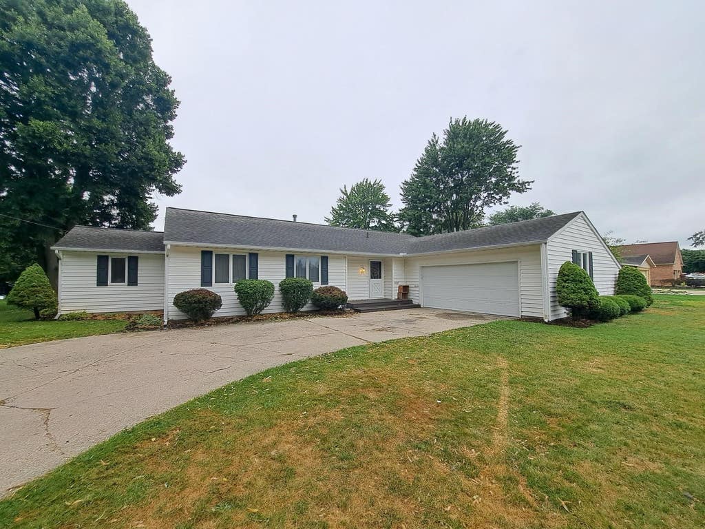 Photo of 421 Wilcox Parkway Parkway, Clare, MI 48617 (MLS # 50217411)