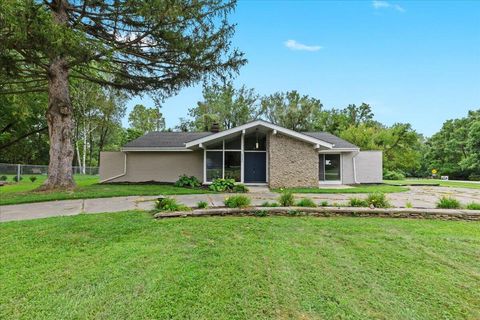 Photo of 6886 Stockport Drive, Lambertville, MI 48144 (MLS # 70497097)