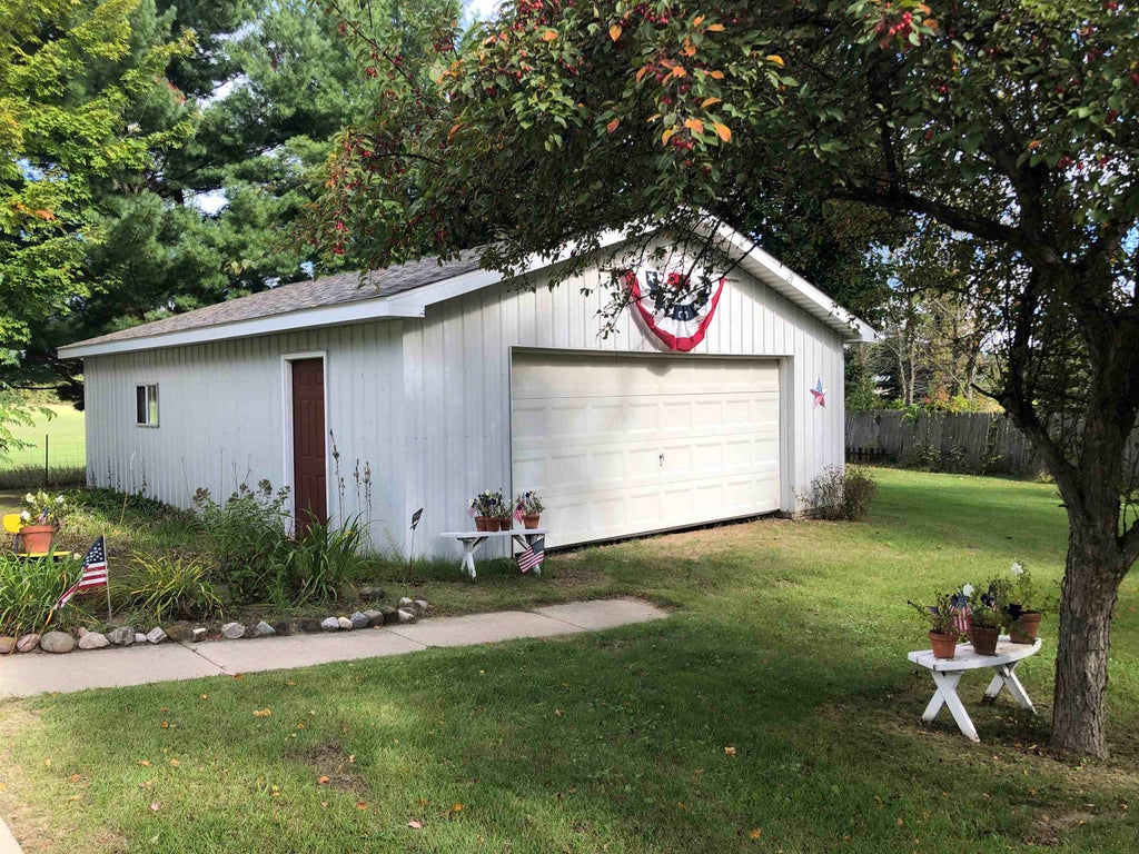 Photo of 1640 W SURREY Road, Farwell, MI 48622 (MLS # 50223584)