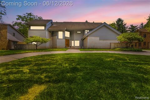 Photo of 4057 Fox Lake Drive, Bloomfield Hills, MI 48302 (MLS # 61001175)