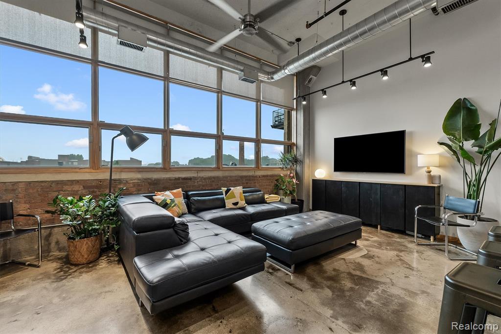 444 W Willis Street 304