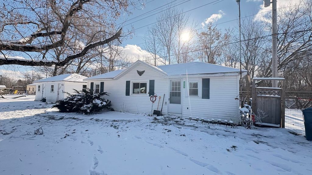 Photo of 423 W Railway Street, Coleman, MI 48618 (MLS # 50197934)