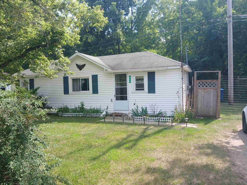 Photo of 423 W Railway Street, Coleman, MI 48618 (MLS # 50197934)