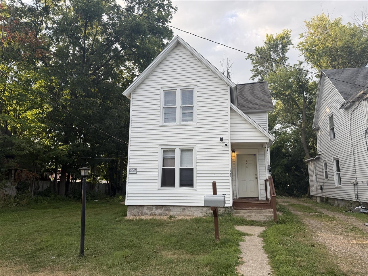 1221 Wells Place Unit: 2