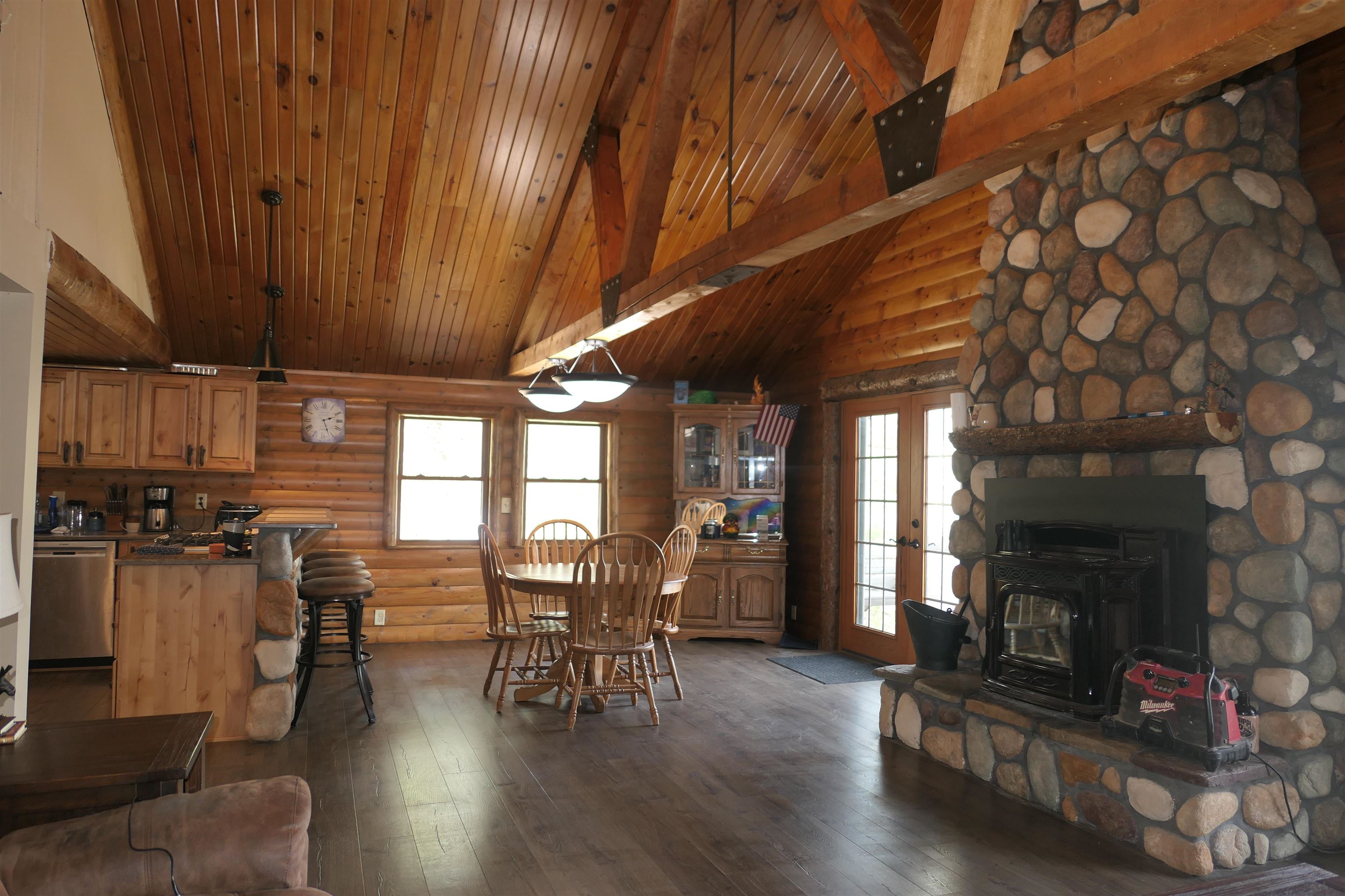 6480 W Lake Shore