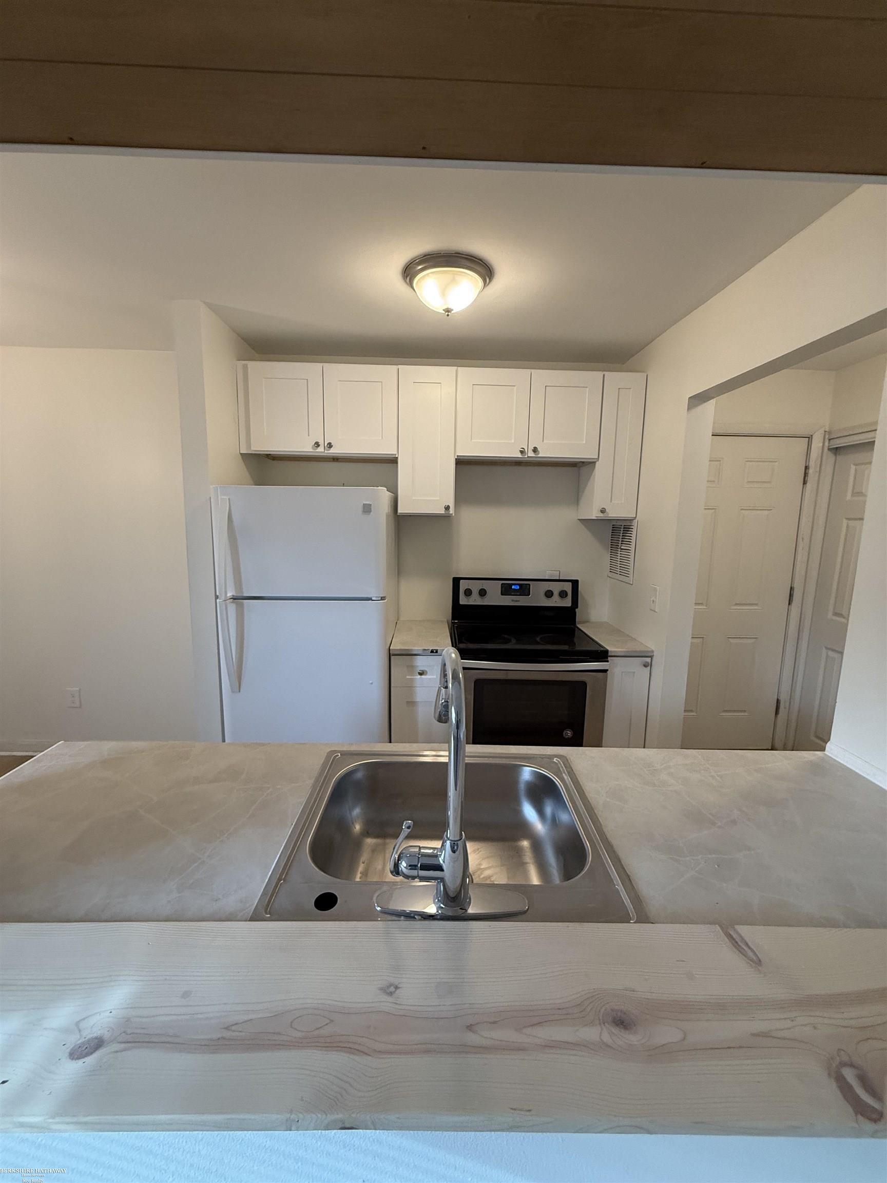 Clinton Township, Michigan 48035, United States, 2 Bedrooms Bedrooms, ,1 BathroomBathrooms,Residential,Active,249039