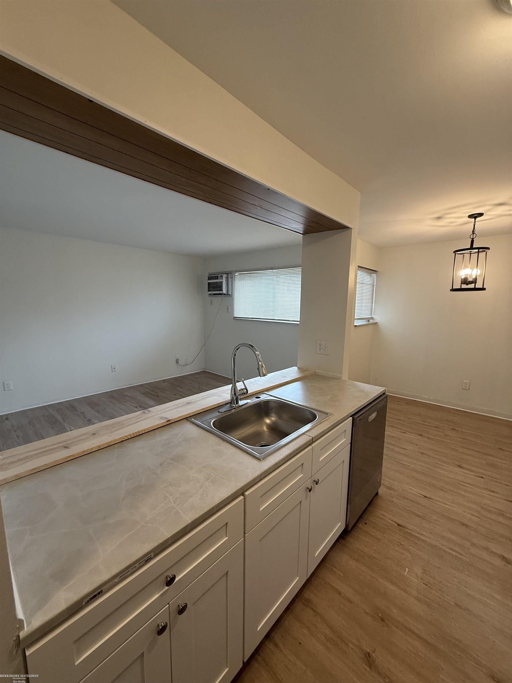 Clinton Township, Michigan 48035, United States, 2 Bedrooms Bedrooms, ,1 BathroomBathrooms,Residential,Active,249039