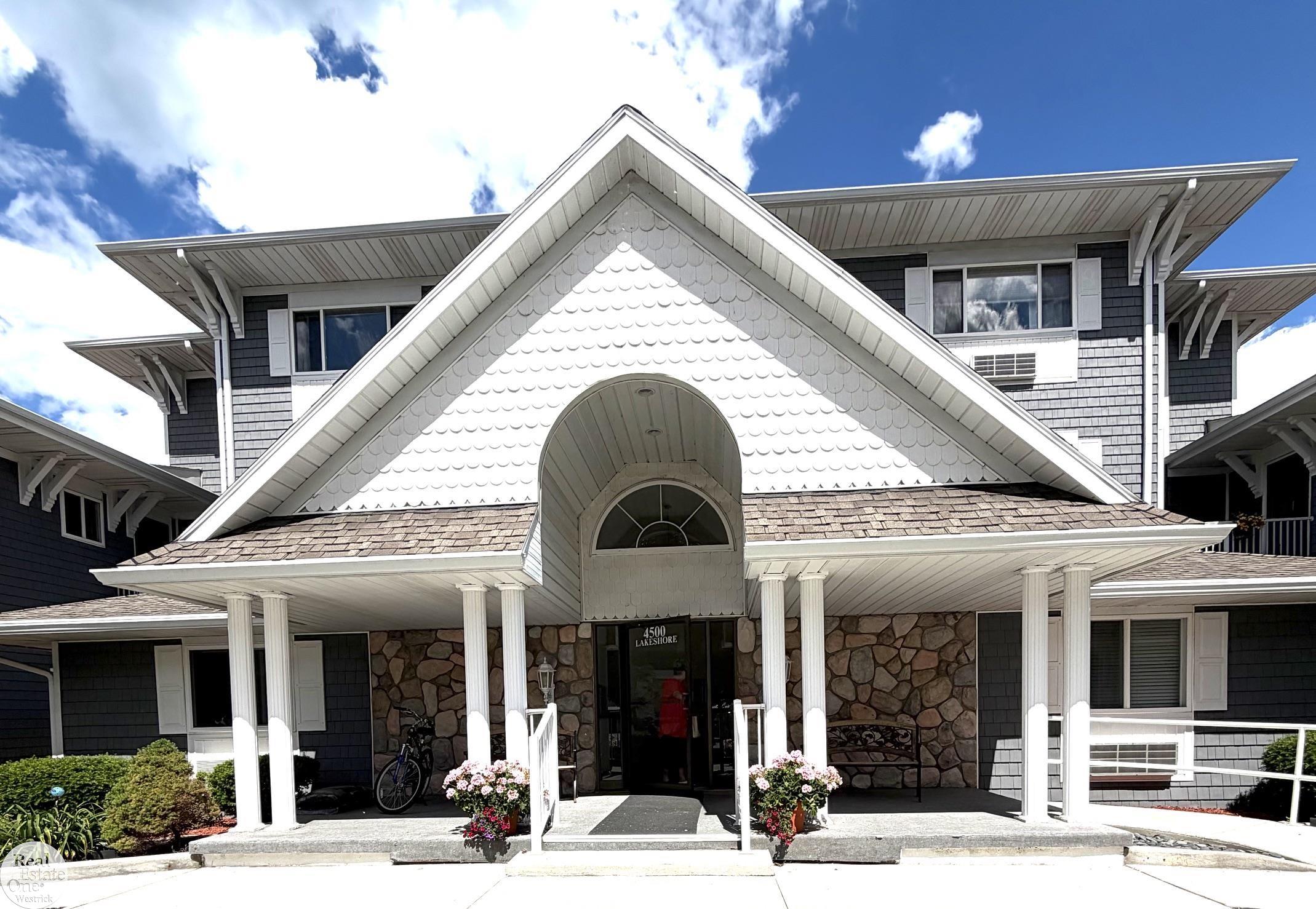 4500 Lakeshore Road 13