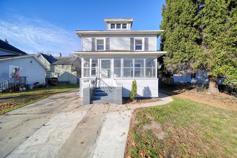 Photo of 208 Bates Street, Jackson, MI 49202 (MLS # 70505569)