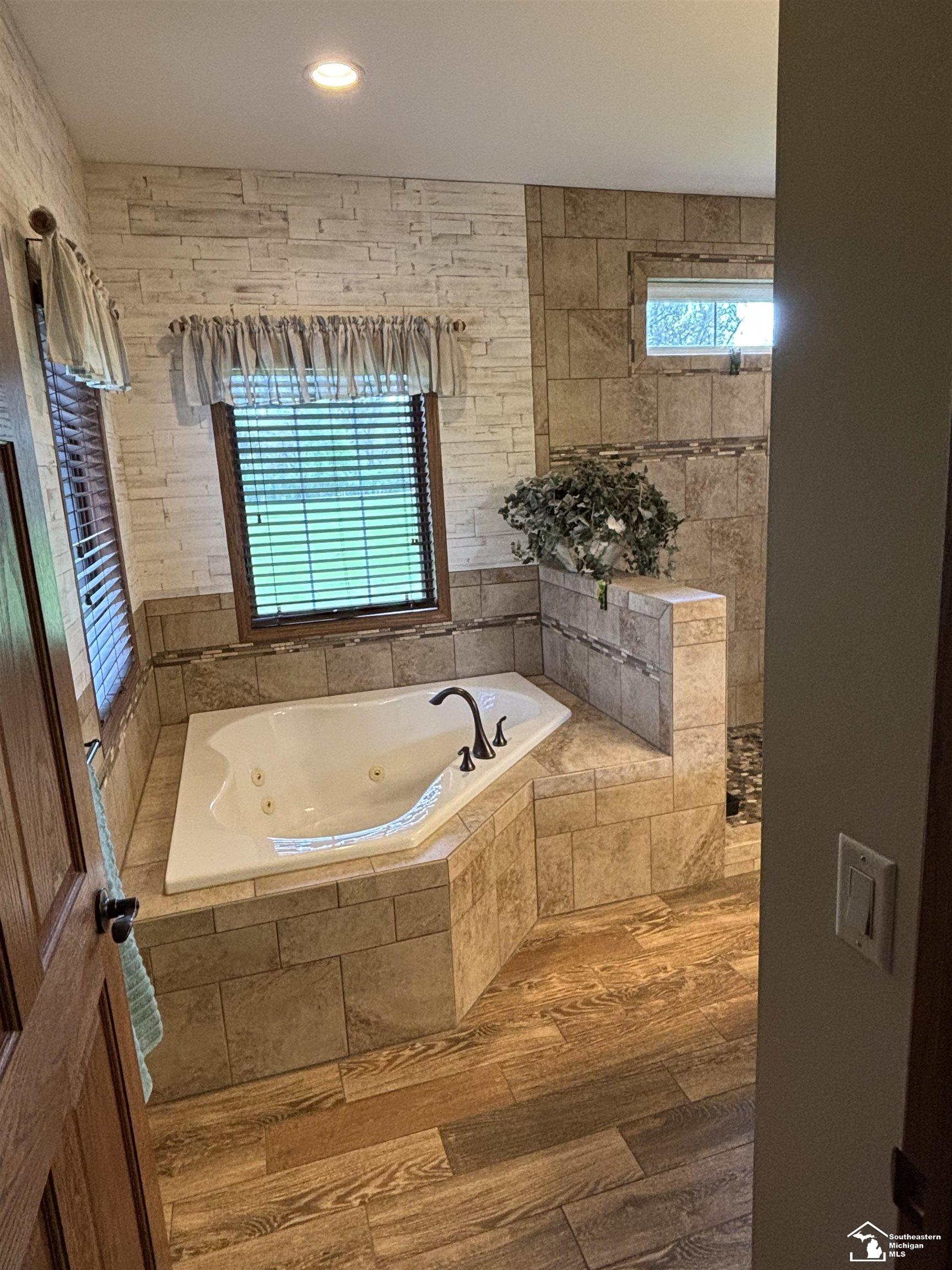 La Salle, Michigan 48145, United States, 4 Bedrooms Bedrooms, ,4 BathroomsBathrooms,Residential,Active,124624