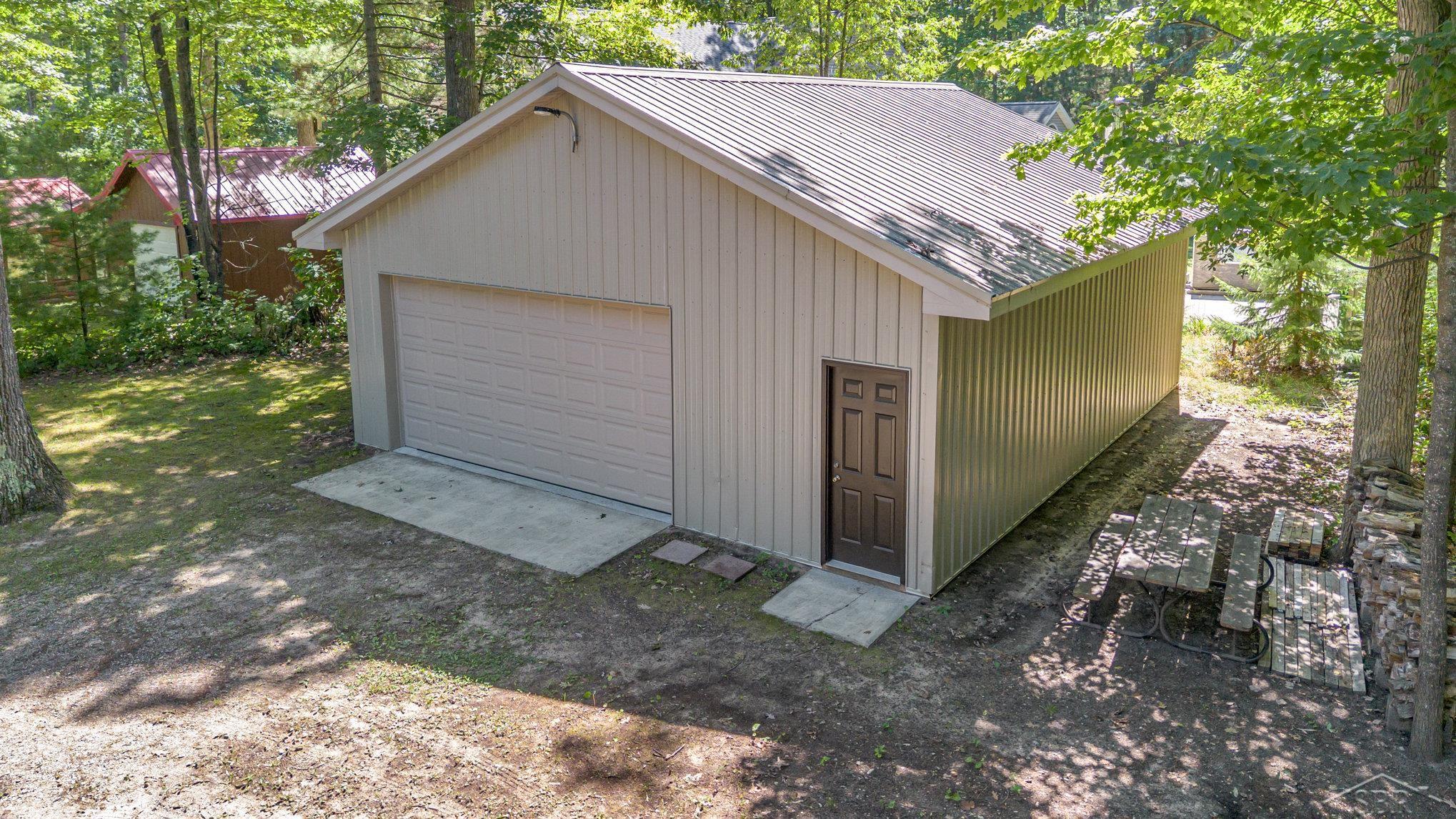 Roscommon, Michigan 48653, United States, 3 Bedrooms Bedrooms, ,2 BathroomsBathrooms,Residential,Pending,195480