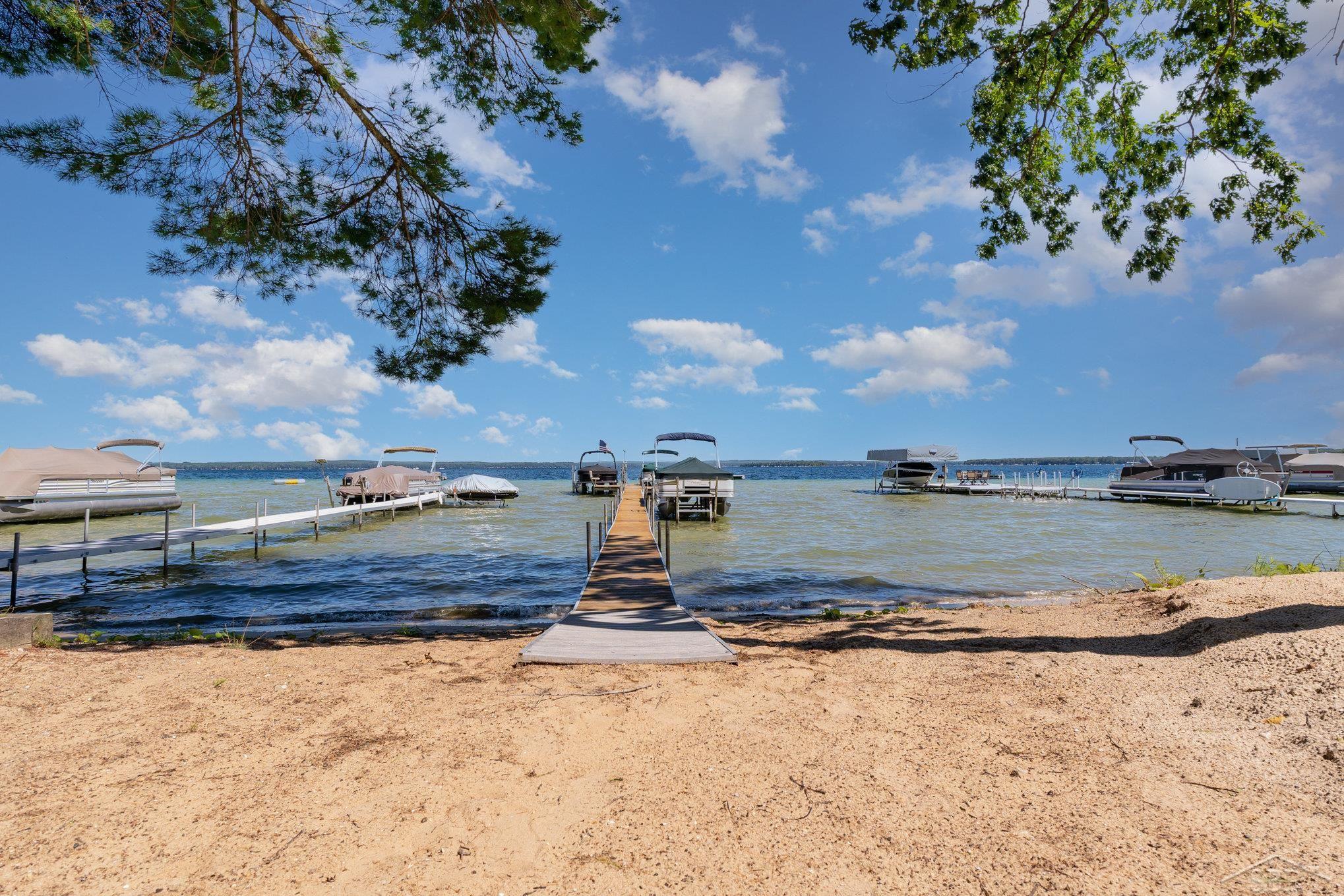 Roscommon, Michigan 48653, United States, 3 Bedrooms Bedrooms, ,2 BathroomsBathrooms,Residential,Pending,195480