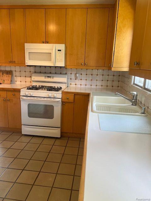 Birmingham, Michigan 48009, United States, 2 Bedrooms Bedrooms, ,2 BathroomsBathrooms,Residential,Active,33221