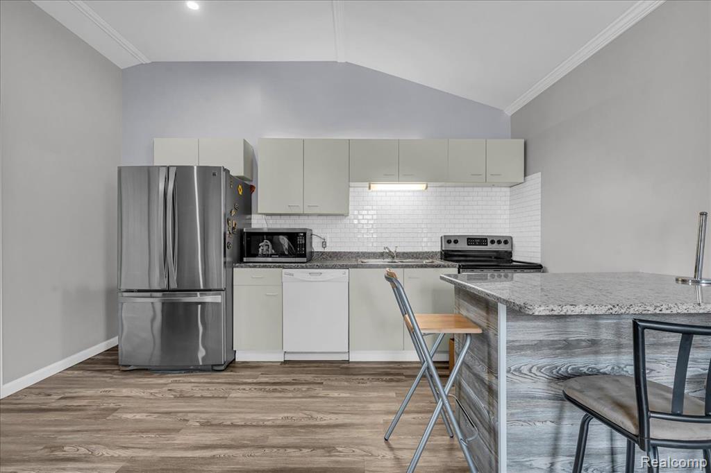 HamtramcK, Michigan 48212, United States, 4 Bedrooms Bedrooms, ,3 BathroomsBathrooms,Residential,Pending,192814