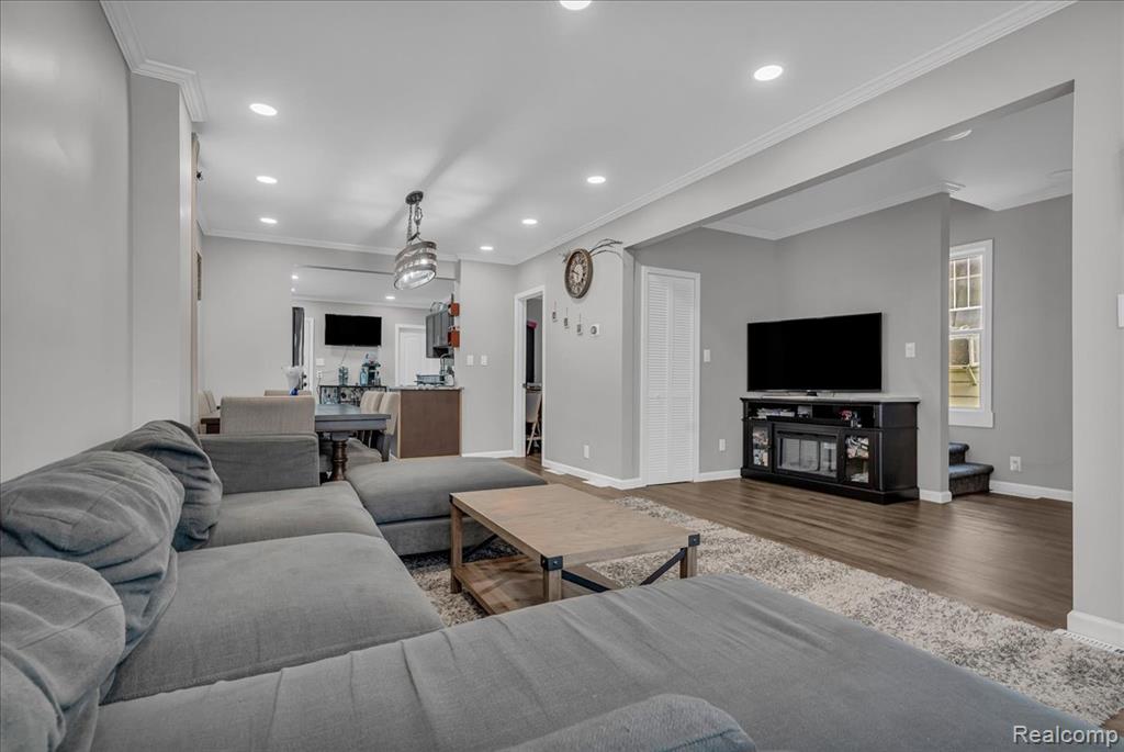 HamtramcK, Michigan 48212, United States, 4 Bedrooms Bedrooms, ,3 BathroomsBathrooms,Residential,Pending,192814