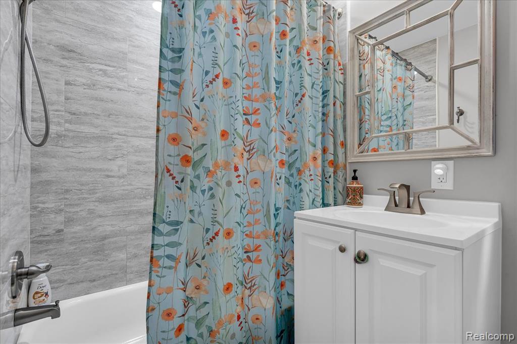 HamtramcK, Michigan 48212, United States, 4 Bedrooms Bedrooms, ,3 BathroomsBathrooms,Residential,Pending,192814