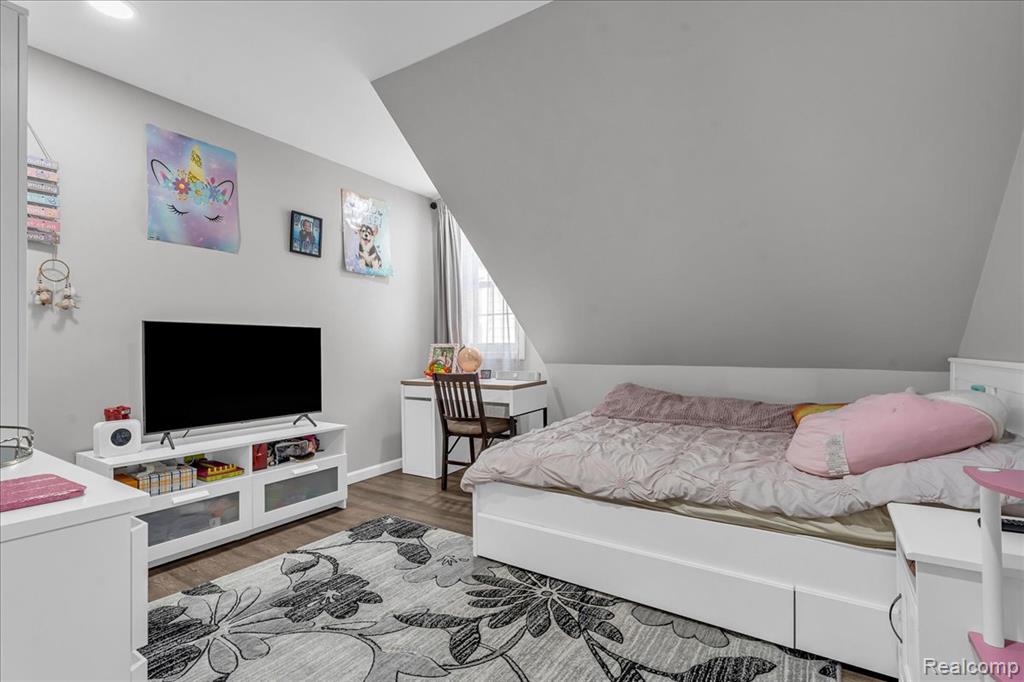 HamtramcK, Michigan 48212, United States, 4 Bedrooms Bedrooms, ,3 BathroomsBathrooms,Residential,Pending,192814