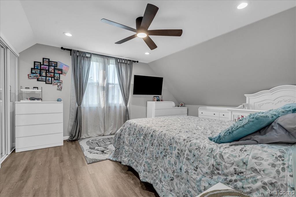 HamtramcK, Michigan 48212, United States, 4 Bedrooms Bedrooms, ,3 BathroomsBathrooms,Residential,Pending,192814