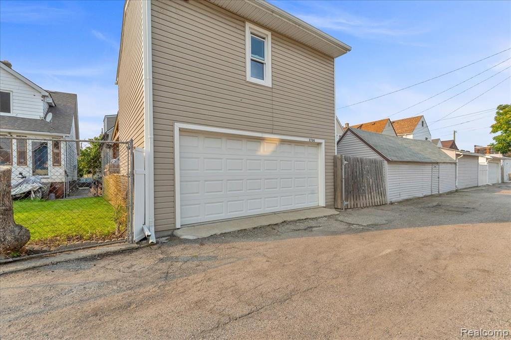 HamtramcK, Michigan 48212, United States, 4 Bedrooms Bedrooms, ,3 BathroomsBathrooms,Residential,Pending,192814