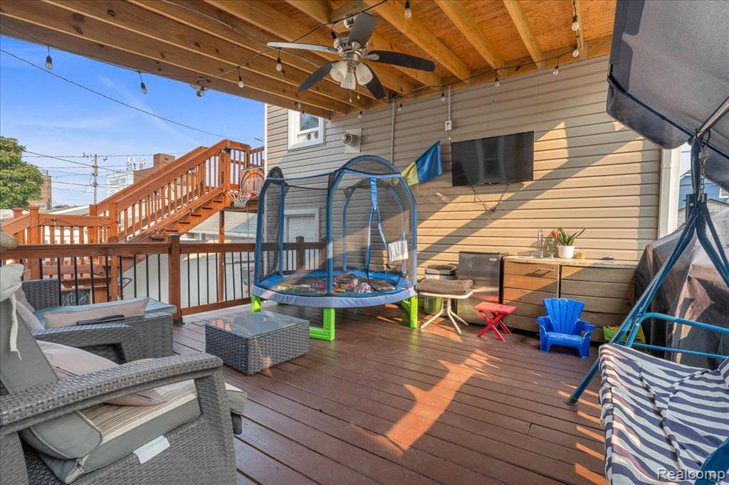 HamtramcK, Michigan 48212, United States, 4 Bedrooms Bedrooms, ,3 BathroomsBathrooms,Residential,Pending,192814